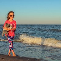 Девочка с игрушкой на берегу моря :: Olga Ponomarenko