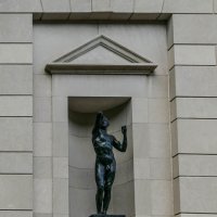 "Бронзовый век" - скульптура в левой нише здания Музея Родена :: Юрий Поляков