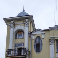 башенка с балконом :: Сергей Лындин