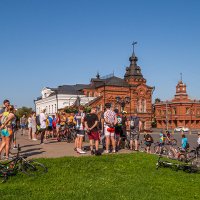 Велосипедисты на Соборной площади :: Сергей Цветков