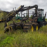 Вчера в поселке Белое озеро. Техника, оставленная леспромхозом :: Владимир Шибинский