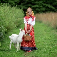 Девочка в русском образе с козленком :: Наталья Сидорова
