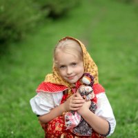 Девочка играет в куклы :: Наталья Сидорова