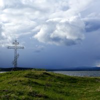 Поклонный крест на берегу озера Чебаркуль... :: Дмитрий Петренко