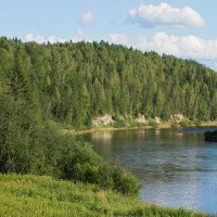 Крутые скальные берега таежной реки Ухта :: Николай Зиновьев