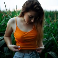 Девушка в оранжевом топике без нижнего белья утром на фоне кукурузного поля :: Lenar Abdrakhmanov