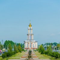 Аллея военной техники и Храм Святого Великомученика Георгия Победоносца :: Руслан Васьков