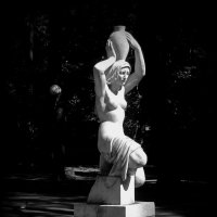Скульптура "Несущая воду" Германа Брахерта :: Сергей Карачин
