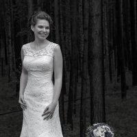 Невеста в белом платье прекрасна и нежна :: Vladimbormotov 