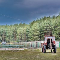 одинокий трактор перед бурей :: Евгений Свириденко