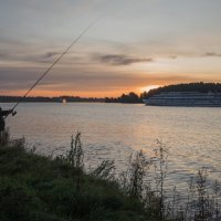 Утренняя рыбалка на Волге. :: Виктор Евстратов