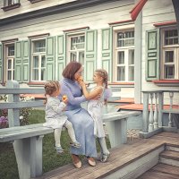 "Счастливая бабушка с персиками" :: Надежда Антонова