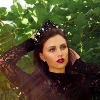 Красивая девушка в короне кокошнике в парке :: Анастасия Иващенко