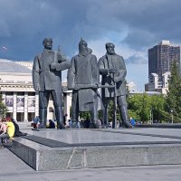 ВСЕГДА НА СТРАЖЕ. В Новосибирске. :: Виталий Половинко