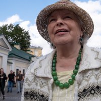 Дама на площади Александра Невского :: Майя Жинкина