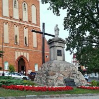 Памятник перед костелом Пресвятого сердца Иисуса в г. Элк, Польша :: veera v