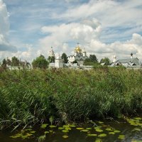 Вид на Покровский монастырь... :: Игорь Суханов