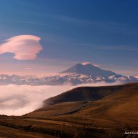 Лентикулярное облако над Эльбрусом :: Александр Богатырёв
