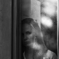 Девушка в окне :: Алексей Жарков