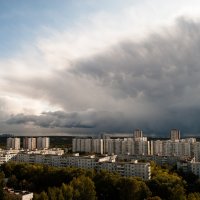 Облака нависли над городом :: Василий Ворона