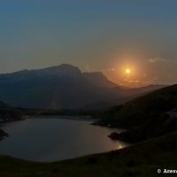 Восходящая луна на озере Гижгит :: Александр Богатырёв