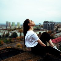 Девушка в белой футболке на крыше дома на фоне улицы :: Lenar Abdrakhmanov