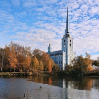 Высокий шпиль, золотая листва на осеннем берегу в Петропавловском парке Ярославля :: Николай Белавин