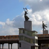 Скульптуры на мосту Метро. Станция "Днепр"... :: Тамара Бедай 