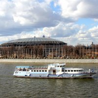 Белый пароход на реке Москве :: Валерий 