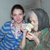 Внучка ухаживает за бабушкой. Ей 92 года. :: Александр Яковлев  (Саша)
