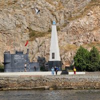 Памятник морякам подводникам в Балаклаве :: Nina Karyuk