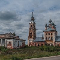 Церковь Иоанна Богослова и церковь Вознесения Господня в Пупках, в селе Введенье Шуйского района :: Сергей Цветков