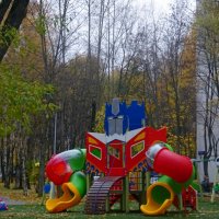 Осень  на детской площадке. :: Наталья Цыганова 