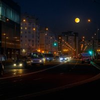 Луна над городом :: Сергей Кичигин