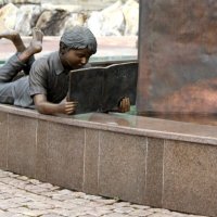мальчик с книгой у фонтана :: ольга хакимова