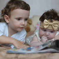 дети листают журнал :: Natalika 