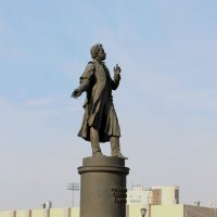 Памятник А.С. Пушкину парит над городской осенью :: Надежд@ Шавенкова