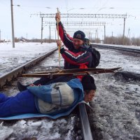 Опять от меня сбежала последняя электричка...И я на рельсах лежу,по привычке... :: Андрей Хлопонин