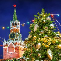Новогодняя ель и Спасская башня :: Юлия Батурина