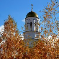 Золотой октябрь у храма во имя святителя Митрофана Воронежского :: Лидия Бараблина