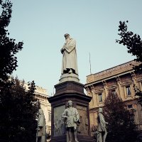 Площадь перед  „Ла Скала“ и статуя Леонардо да Винчи Милан Италия :: wea *