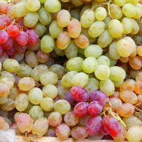 Почему вино желтого цвета называется белым? — Потому что его делают из зелёного винограда! :-) :: Андрей Заломленков