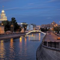 Горбатенький мостик на Садовнической набережной с одноимённым названием. :: Евгений Седов