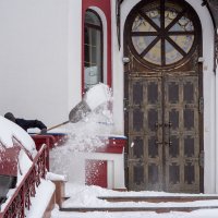 Семинарист убирает снег :: Валерий Михмель 