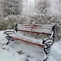 Снегопад и скамейка в сквере.. :: Лидия Бараблина