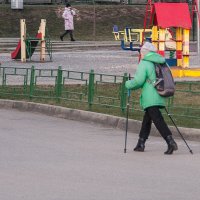 Скандинавская ходьба на каблуках :: Валерий Иванович