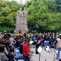 Китайцы в парке: слушают классическую музыку :: Александр Чеботарь