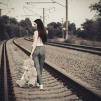 Девушка, плюшевый мишка и перспектива уходящей вдаль железной дороги :: Екатерина Печто