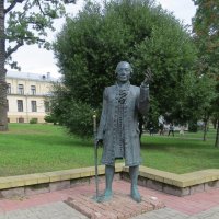 Памятник Жилиберу :: Вера Щукина