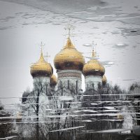 Лед, вода, золотые купола... В декабре, на ярославской Стрелке :: Николай Белавин